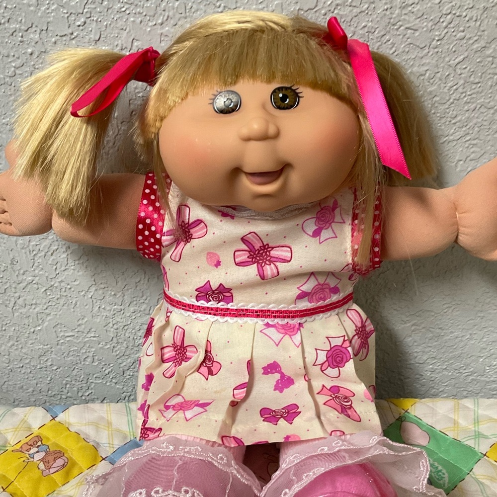 Cabbage Patch Kid Girl Blonde Cornsilk Hair Brown Eyes JAAKS PA-05H 2009